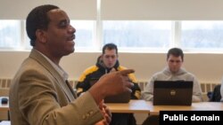 Prof Twagiramungu wo muri kaminuza Massachusetts Lowell.