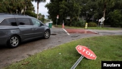 Una señal caída cuando la tormenta tropical Debby se mueve desde Georgia hacia el Atlántico norte, en Isle of Palms, Carolina del Sur, EE.UU., el 6 de agosto de 2024. REUTERS/Marco Bello