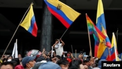 Manifestantes participan en una protesta contra las medidas de austeridad anunciadas por el presidente de Ecuador, Lenin Moreno, en la entrada del edificio de la Asamblea Nacional, en Quito, el martes 8 de octubre de 2019. Reuters/Carlos García Rawlins.