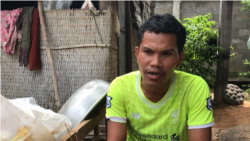 Chim​ ​Sokun​, ​emigrated​ ​ten​ ​years​ ​ago​ ​from​ ​Trach​ ​Village​,​ ​giving​ ​up​ ​his​ ​farmed ​land​,​ ​to​ look for ​jobs​ ​at​ ​a​ ​garment​ ​factory​ ​in​ ​Kandal​ ​Province​.​ ​(​Aun​ ​Chhengpor​/​VOA​ ​Khmer​)​