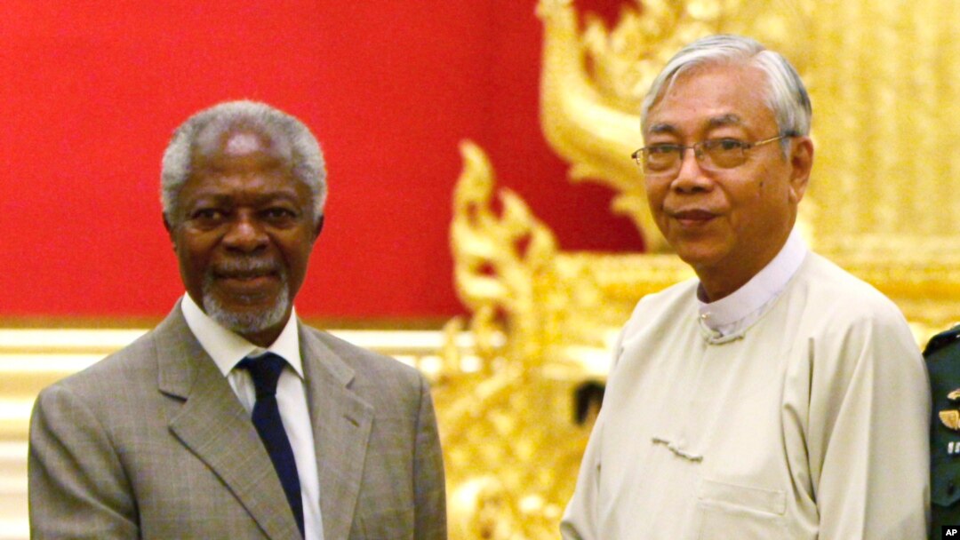 Mantan Sekjen PBB, Kofi Annan (kiri) berjabat tangan dengan Presiden Myanmar Htin Kyaw di Naypyitaw, Myanmar, 8 September 2016 ((AP Photo/Aung Shine Oo) 