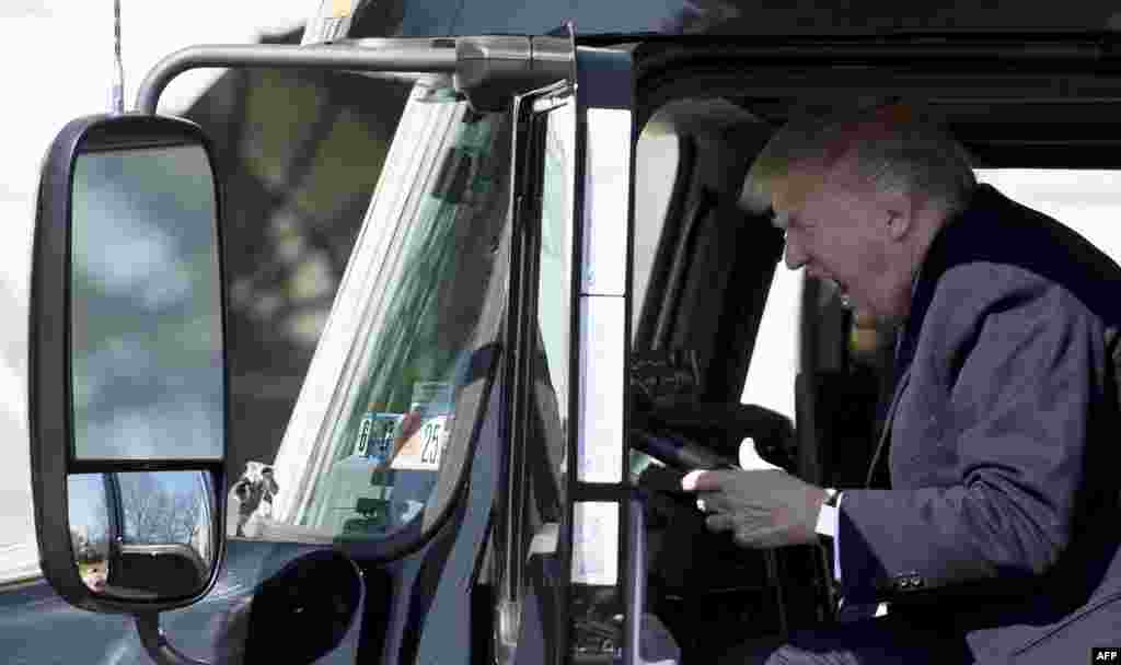 وائٹ ہاؤس میں صدر ٹرمپ نے ٹرک چلانے والوں کی نمائندہ تنظیم کے ارکان سے ملاقات کی اور ٹرک میں بیٹھ کر ان کا استقبال کیا۔&nbsp;
