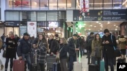 Para calon penumpang menunggu di stasiun kereta Gare Montparnasse pada hari ke-29 pemogokan transportasi di Paris, Kamis, 2 Januari 2020.