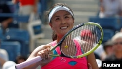 Reaksi Peng Shuai dari China setelah kemenangannya atas Belinda Bencic dari Swiss dalam pertandingan perempat final turnamen tenis AS Terbuka 2014 di New York, AS, 2 September 2014. (Foto: REUTERS/Adam Hunger)