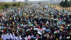 Apoiantes do grupo religioso paquistanês “Jamaat-e-Islami” cantam slogans durante um protesto contra os ataques aéreos israelitas e para mostrar solidariedade com o povo palestiniano que vive em Gaza, em Islamabad, Paquistão, domingo, 29 de dezembro de 2024.