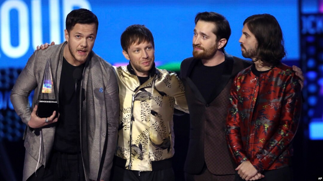 Dan Reynolds, dari kiri, Ben McKee, Daniel Platzman, dan Daniel Wayne Sermon dari Imagine Dragons menerima penghargaan untuk Grup Favorit atau Duo di penghargaan American Music Awards di Microsoft Theater di Los Angeles, 19 November 2017.