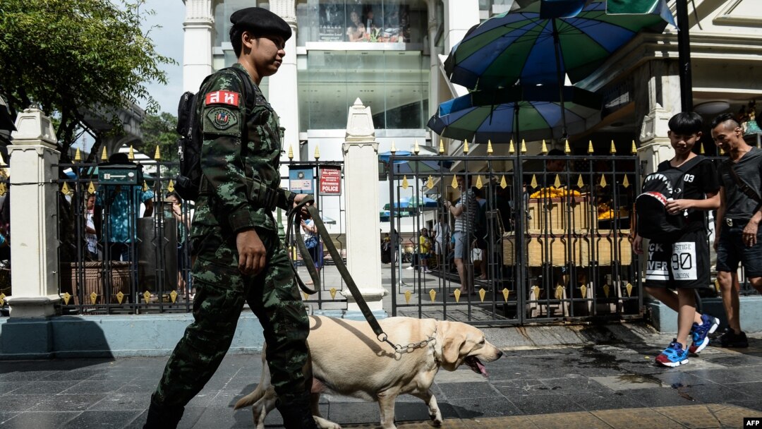 Seorang tentara Thailand melakukan penjagaan keamanan di kuil Erawan di Bangkok, Jumat (12/8). 