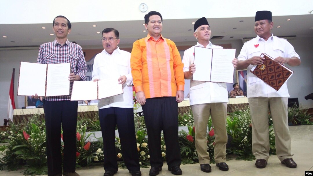 Ketua KPU Husni Kamil Manik (tengah) bersama pasangan Capres-Cawapres Jokowi dan Jusuf Kalla (kiri) dan Prabowo Subianto-Hatta Rajasa (foto: dok).