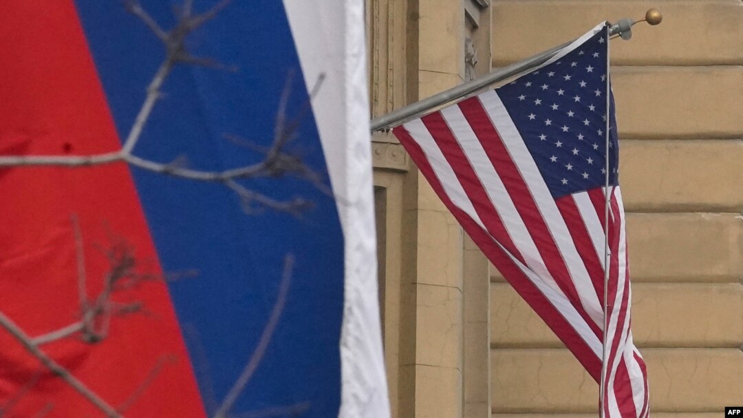 Руско знаме се вее покрај американското знаме на зградата на американската амбасада во Москва на 13 март 2025 година