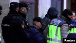 Співробітники поліції Іспанії ведуть 74-річного чоловіка, заарештованого за підозрою у надсиланні посилок з вибухівкою у листопаді та грудні до посольств України та США та кількох установ в Іспанії, 25 січня, 2023. REUTERS/Vincent West