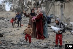 Warga Palestina meninggalkan pusat Kota Gaza menyusul pemboman Israel di kawasan tersebut, 18 Maret 2024. (AFP)