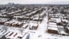 ARCHIVO - Una camioneta recorre calles cubiertas de nieve luego de una tormenta invernal, el 6 de enero de 2025, en St. Louis. AP