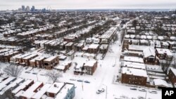 ARCHIVO - Una camioneta recorre calles cubiertas de nieve luego de una tormenta invernal, el 6 de enero de 2025, en St. Louis. AP