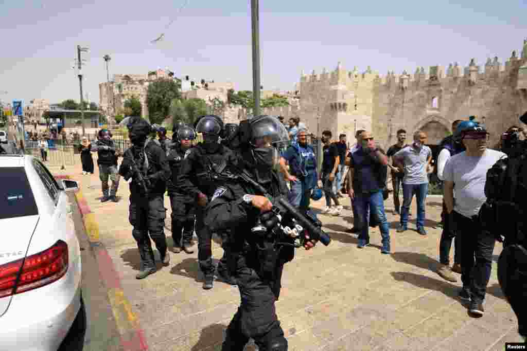 Vikosi vya usalama vya Israeli vikilinda doria wakati mvutano kati ya Waisraeli na Wapalestina ukiendelea katika maadhimisho ya Mayahudi ya Siku ya Jerusalem, karibu na eneo la Damascus Gate nje kidogo ya eneo la Old City, Jerusalem Mei 10, 2021. REUTERS/Ronen Zvulun