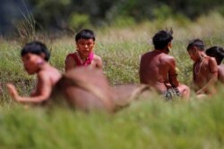 Indígenas de la etnia Yanomami son vistos, en medio de la propagación de la pandemia de COVID-19, en el 4to Pelotón Fronterizo Especial Surucucu del ejército brasileño en el municipio de Alto Alegre, estado de Roraima, Brasil 1 de julio de 2020.