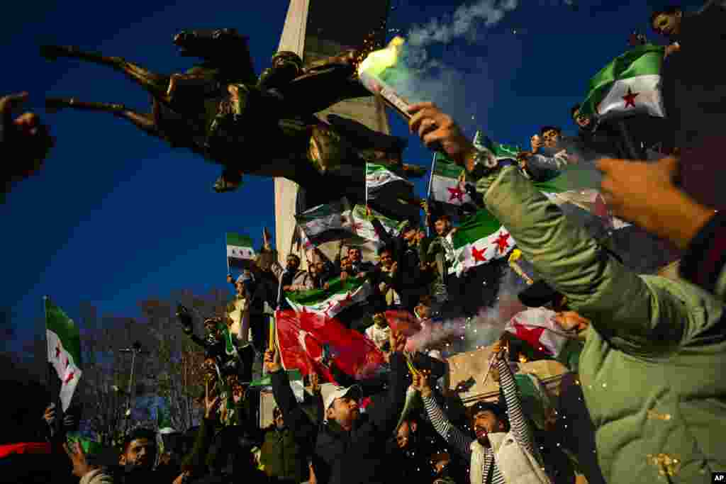 La gente se reúne para celebrar la caída del gobierno sirio en Estambul, Turquía, el domingo 8 de diciembre de 2024.