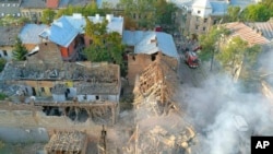 En esta imagen, distribuida por el Servicio de Emergencias de Ucrania, nubes de humo salen de un edificio destruido por un ataque ruso, en Leópolis, Ucrania, el 4 de septiembre de 2024. (Servicio de Emergencias de Ucrania vía AP)