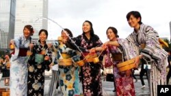 Des japonais participent au festival Uchimizu dont l'objectif est de préserver les traditions du pays, Tokyo, 28 juillet 2017. (AP Photo/Sherry Zheng)