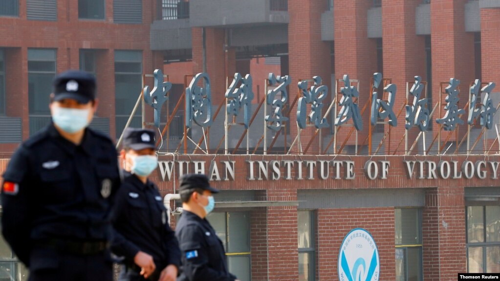 TƯ LIỆU: Nhân viên an ninh canh gác bên ngoài Viện Virus học Vũ Hán ở thành phố Vũ Hán, tỉnh Hồ Bắc, Trung Quốc.