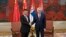 2016年6月18日塞尔维亚总统尼科利奇和到访的中国国家主席习近平握手。