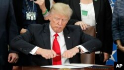 Donald Trump se prépare à signer un décret sur l'immigration, ministère de la sécurité intérieure, Washington, le 25 janvier 2017. (AP Photo/Pablo Martinez Monsivais)