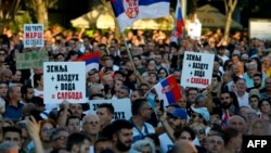 Učesnici protesta protiv iskopavanja litijuma održanog 10. avgusta u Beogradu (Foto: AFP/ Marko Đoković)