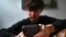 Un adolescente utiliza su celular para ver redes sociales, en Sydney, Australia, el 13 de noviembre de 2024.