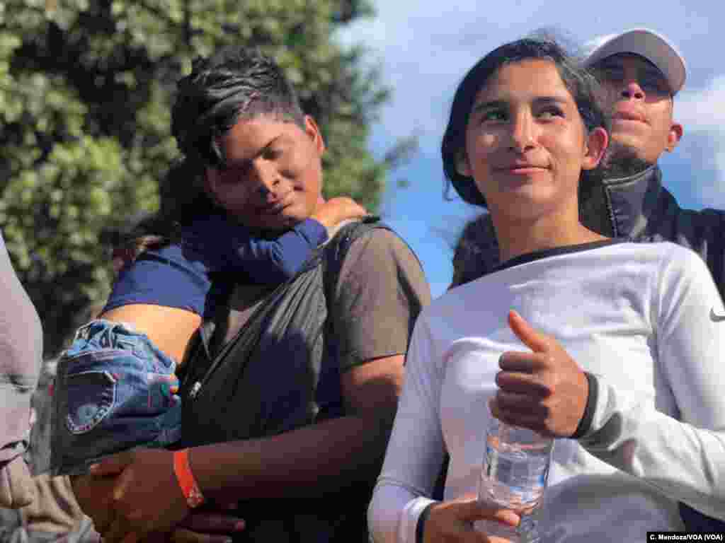 A Honduran family traveling with the caravan joined the group as they approached the pedestrian crossing with their child, Nov. 22, 2018. Celia Mendoza/VOA