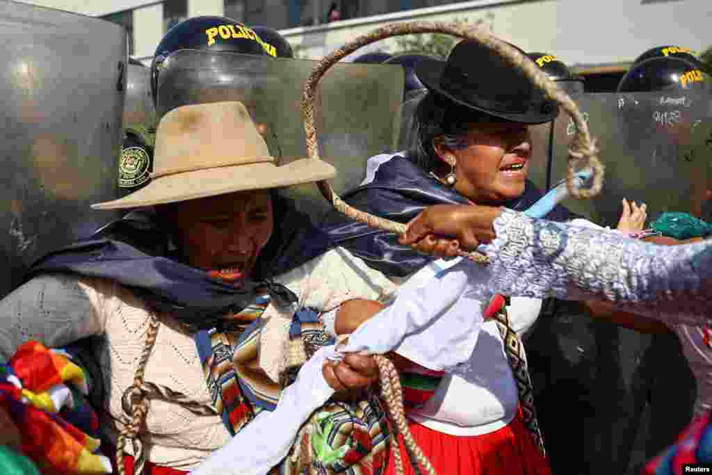 Integrantes de sindicatos y organizaciones sociales protestan al margen de la cumbre de APEC en Lima, el miércoles 13 de noviembre de 2024.