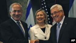 ນາຍົກລັດຖະມົນຕີ ອິສຣາແອລ Benjamin Netanyahu (ຊ້າຍ) ຈັບມືກັບ ປະທານາທິບໍດີ ປາແລສໄຕນ໌ ທ່ານ Mahmoud Abbas (ຂວາ) ແລະລັດຖະມົນຕີ ການຕ່າງປະເທດ ສະຫະລັດ ທ່ານນາງ Hillary Clinton (ກາງ) ໃນການເຈລະຈາ ທີ່ເມືອງ Sharm el-Sheikh ປະເທດອີຈິບ (14 ກັນຍາ 2010)