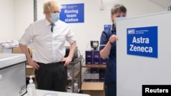 PM Inggris Boris Johnson mengawasi seorang perawat yang tengah menyiapkan dosis vaksin COVID-19 produksi AstraZeneca di London (25/1). 