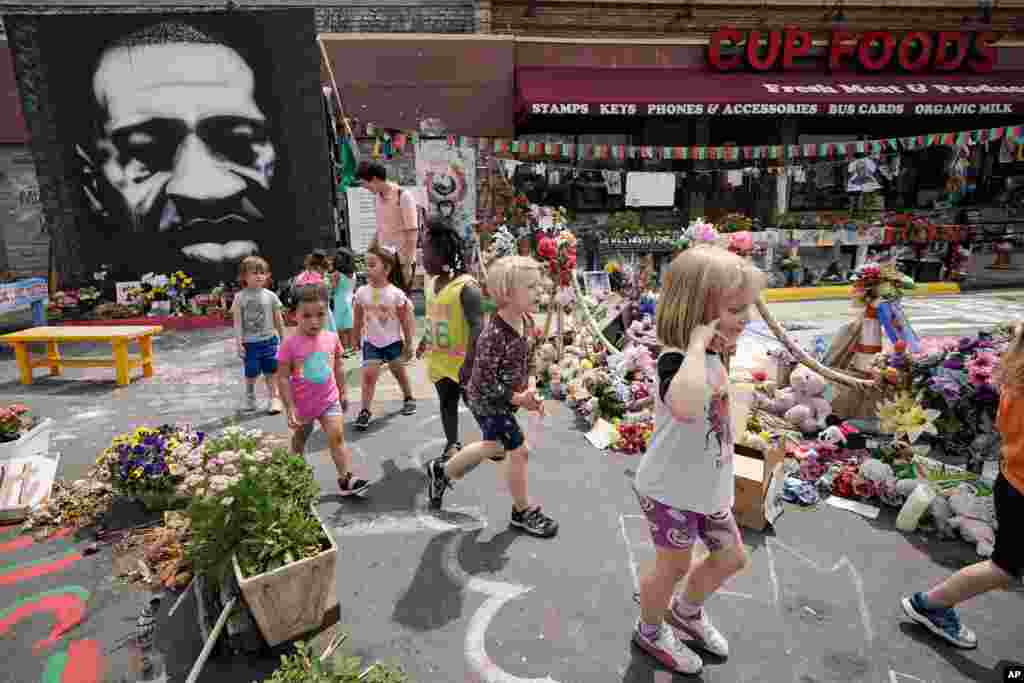 Preschool children visit George Floyd&#39;s memorial site during their field trip in Minneapolis, Minnesota.