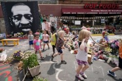 Predškolska djeca posjećuju memorijalno mjesto Georgea Floyda tokom izleta u Minneapolis, Minnesota.