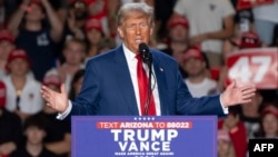 ARCHIVO - El presidente electo de EEUU, Donald Trump, habla en un evento de campaña electoral en Arizona el 24 de octubre de 2024.