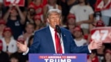  Donald Trump fala durante um comício de campanha na Mullet Arena em Tempe, Arizona, a 24 de outubro de 2024.