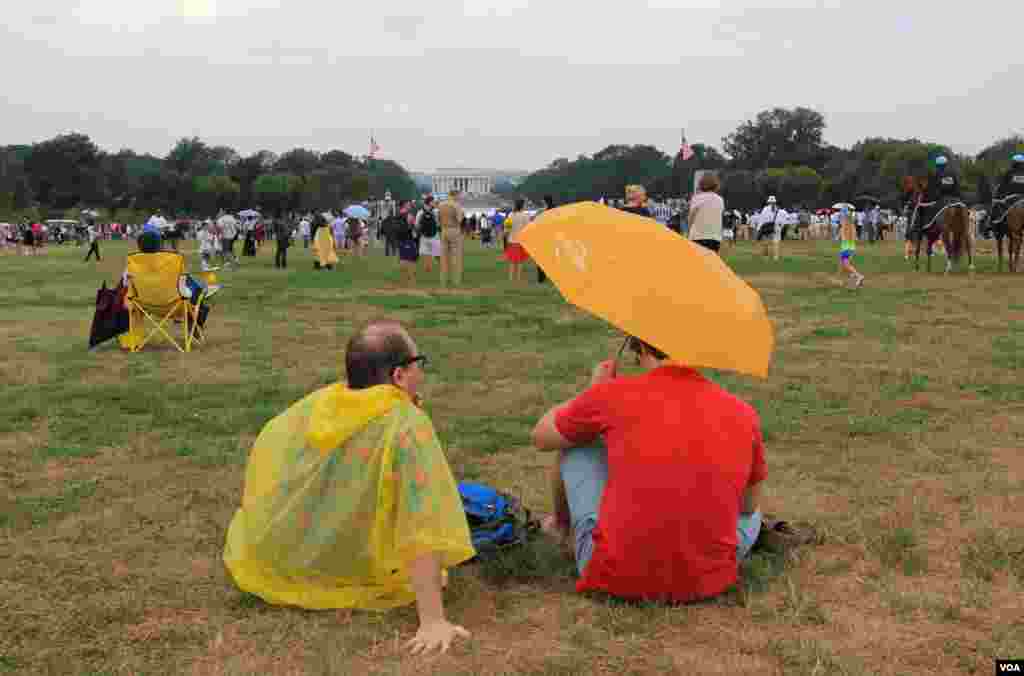 集会在雨中继续 (美国之音原野)