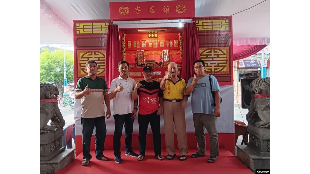 Dalang Sukar Mudjiono (tengah, berbaju merah) bersama grupnya, Lima Merpati. (Foto: courtesy)