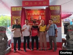 Dalang Sukar Mudjiono (tengah, berbaju merah) bersama grupnya, Lima Merpati. (Foto: courtesy)