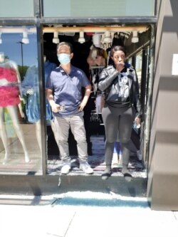미국 시카고에서 여성 의류점을 운영하는 김학동 씨(왼쪽). 최근 흑인 사망 항의 시위 중 발생한 약탈 피해를 입었다. 사진: 김학동 씨 제공.