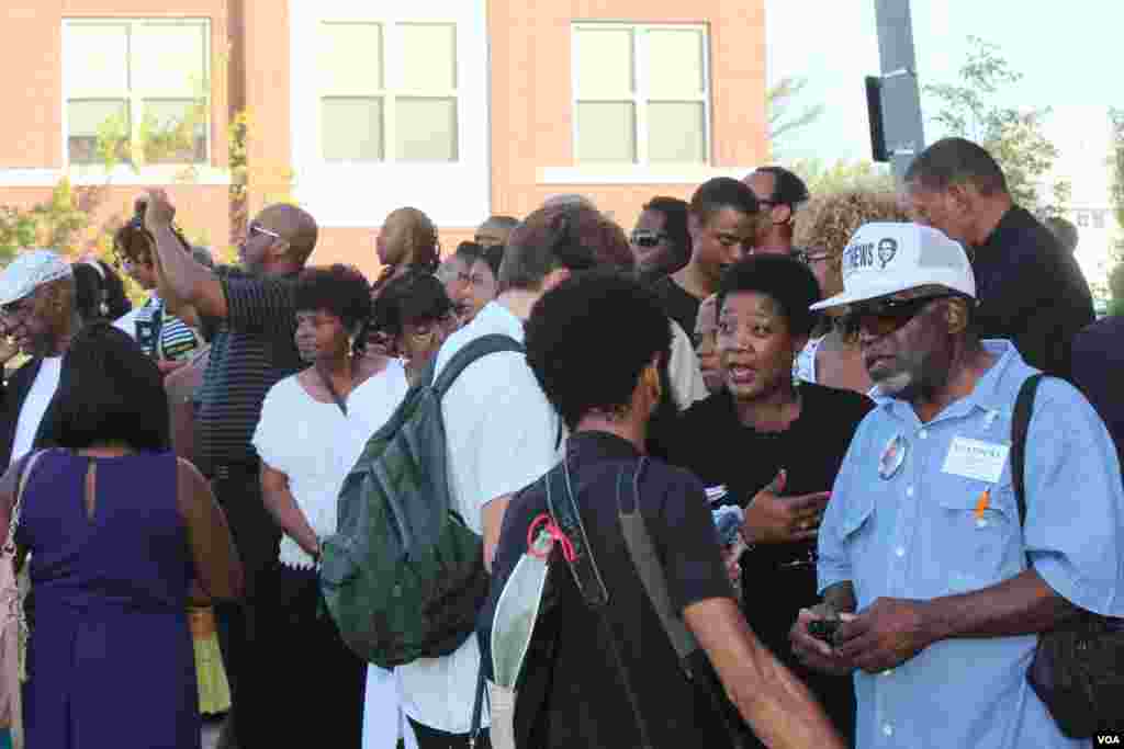 En otra entrada al templo, cientos de personas se congregaron para tratar de darle un último adiós a Michael Brown. [Foto: Alberto Pimienta, VOA]