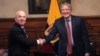 El secretario de Seguridad Nacional de Estados Unidos, Alejandro Mayorkas, y el presidente ecuatoriano Guillermo Lasso se dan la mano mientras posan para una foto en el palacio de gobierno en Quito, Ecuador, el miércoles 7 de diciembre de 2022.