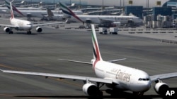 Suasana di bandara internasional Dubai di Dubai, Uni Emirat Arab (Foto: dok). Sebuah pesawat "Air Arabia" dari Kuwait diperiksa oleh pihak berwenang setelah mendarat di pangkalan udara Al-Minhad, yang terletak di pinggir kota Dubai. 