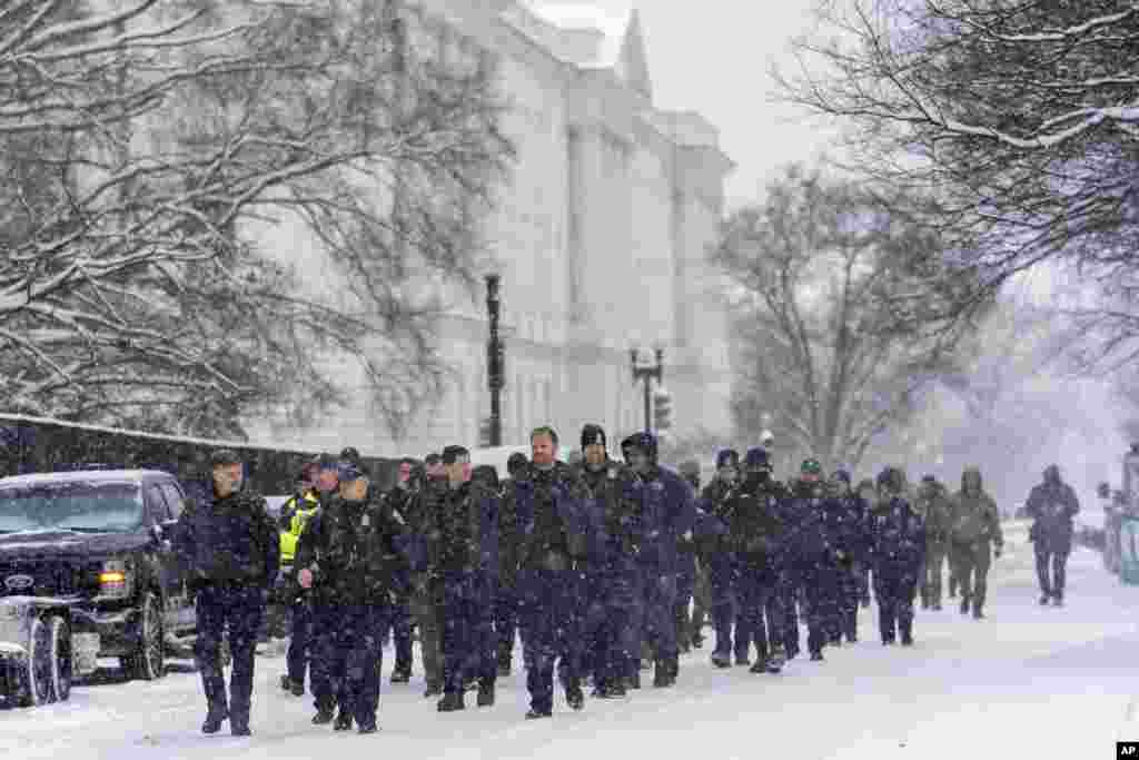 La policía de Arlington, Virginia, llega al Capitolio para ayudar a reforzar la presencia de seguridad antes de una sesión conjunta del Congreso para certificar los votos del Colegio Electoral en las elecciones presidenciales, en Washington.