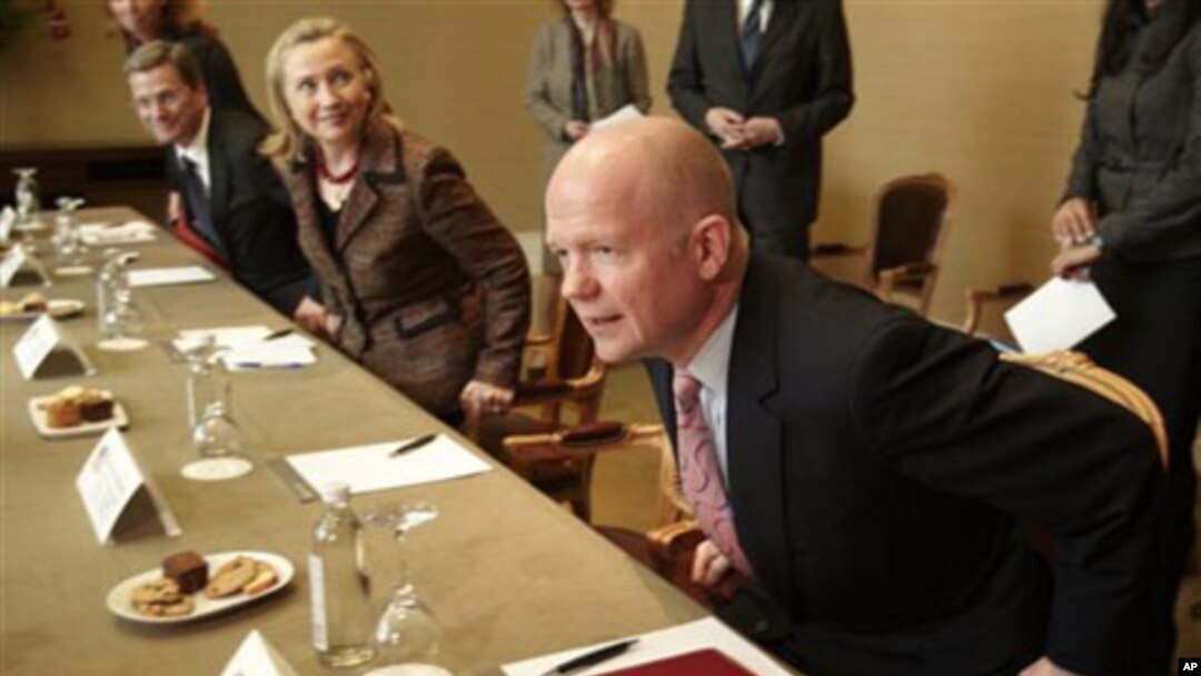 Menlu Inggris William Hague (kanan) dan para Menlu Eropa mendukung aturan tegas soal perdagangan senjata konvensional (foto: dok). 
