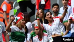 برعکس داخل ایران، زنان ایرانی حضور پر رنگی در مسابقات ایران در جام جهانی روسیه دارند. 
