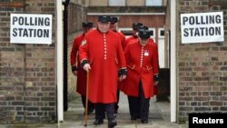 Chelsea Pensioners leave after voting in the EU referendum, at a polling station in Chelsea in London, Britain, June 23, 2016. 