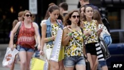 Người tiêu thụ mua sắm trên đại lộ Michigan, thành phố Chicago, bang, Illinois. Ảnh chụp ngày 29/7/2016 (Joshua Lott/Getty Images/AFP)