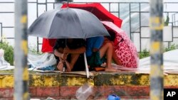 2015年10月18日台风巨爵: 菲律宾马尼拉居民躲雨