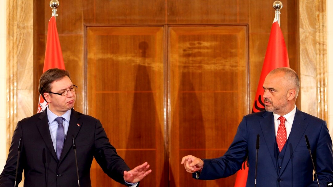 Srpski premijer Aleksandar Vučić i albanski premijer Edi Rama na konferenciji za novinare u Tirani. 