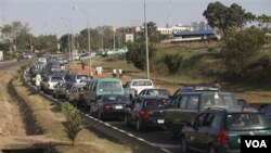 Hoy en las calles de las grandes ciudades se ven filas de varias cuadras de automóviles que buscan encontrar combustibles.